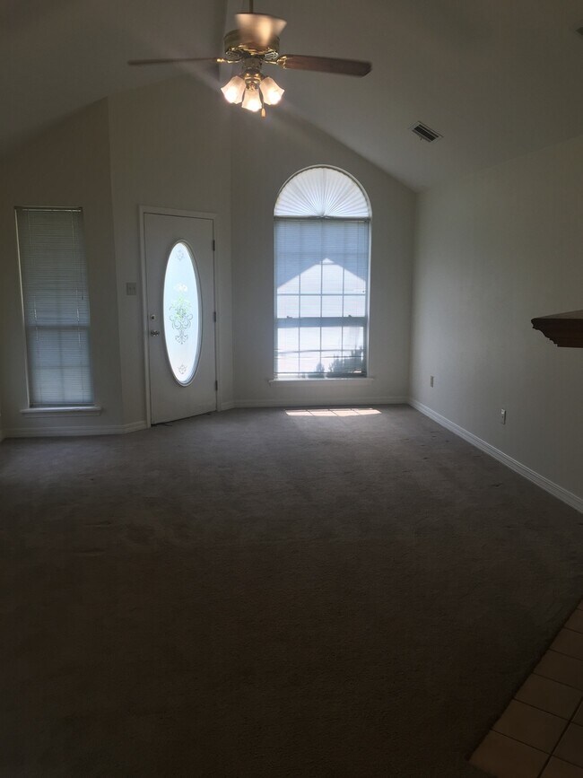 Building Photo - Lovely 2 br 2 ba patio home for lease outs...