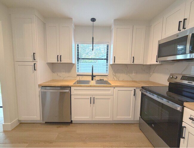 Building Photo - 3278 E Crown Dr