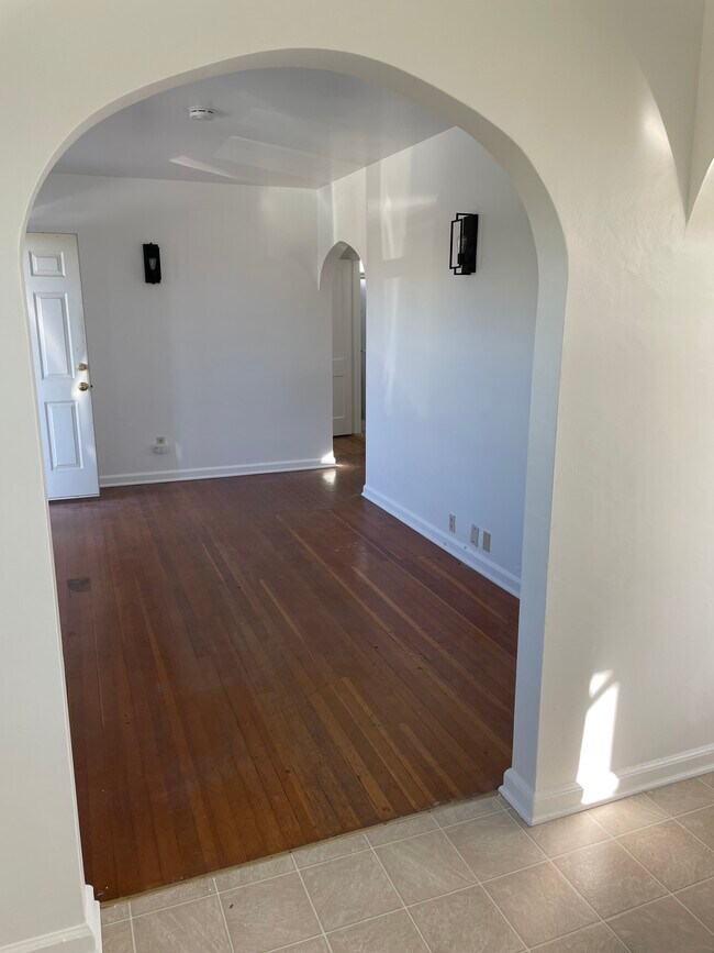 Building Photo - 304 Loma Dr