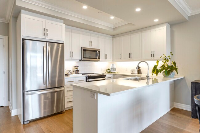 Photo du bâtiment - Luxury 2 Bedroom Condo + Den in Sunningdal...