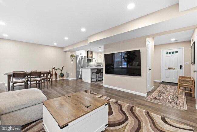 Foto del edificio - 4880 Chevy Chase Dr