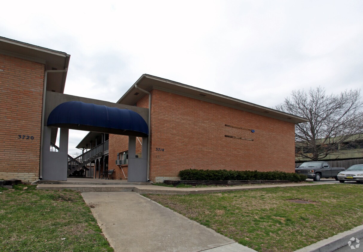 Building Photo - Charmont