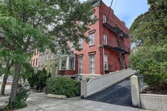 Building Photo - 102 Bowen St