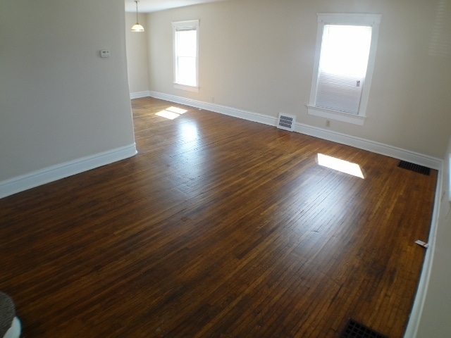 Building Photo - Spacious home just minutes from lake Erie ...