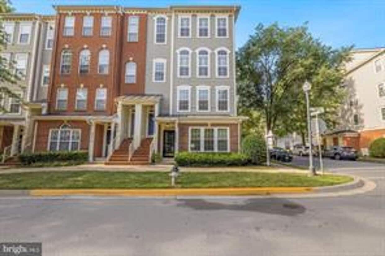 Primary Photo - 2 LEVEL CONDO WITH 1 CAR GARAGE, DEN/LOFT ...