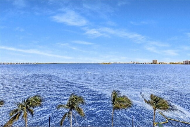 Foto del edificio - 700 NE 24th St