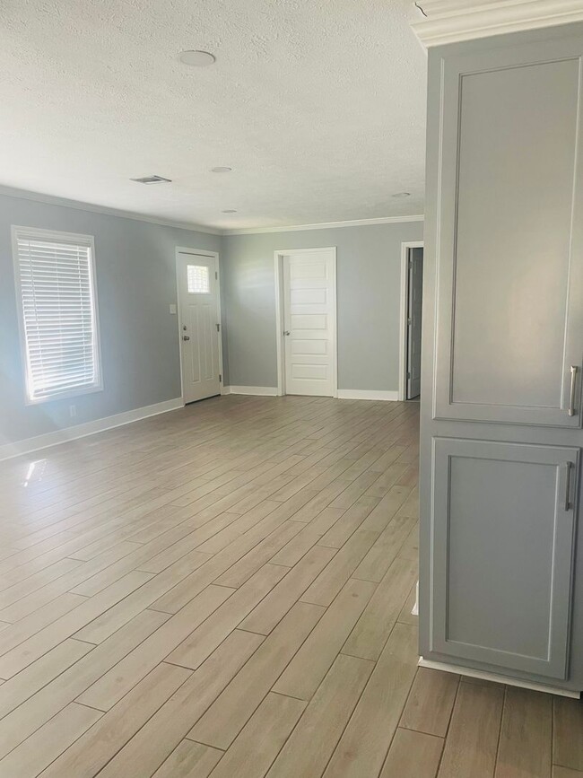 Building Photo - 3 Bedroom/2 Bathroom - Move-In Ready!!
