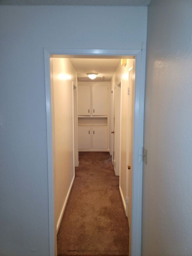Building Photo - Duplex available in downtown Santa Rosa wi...