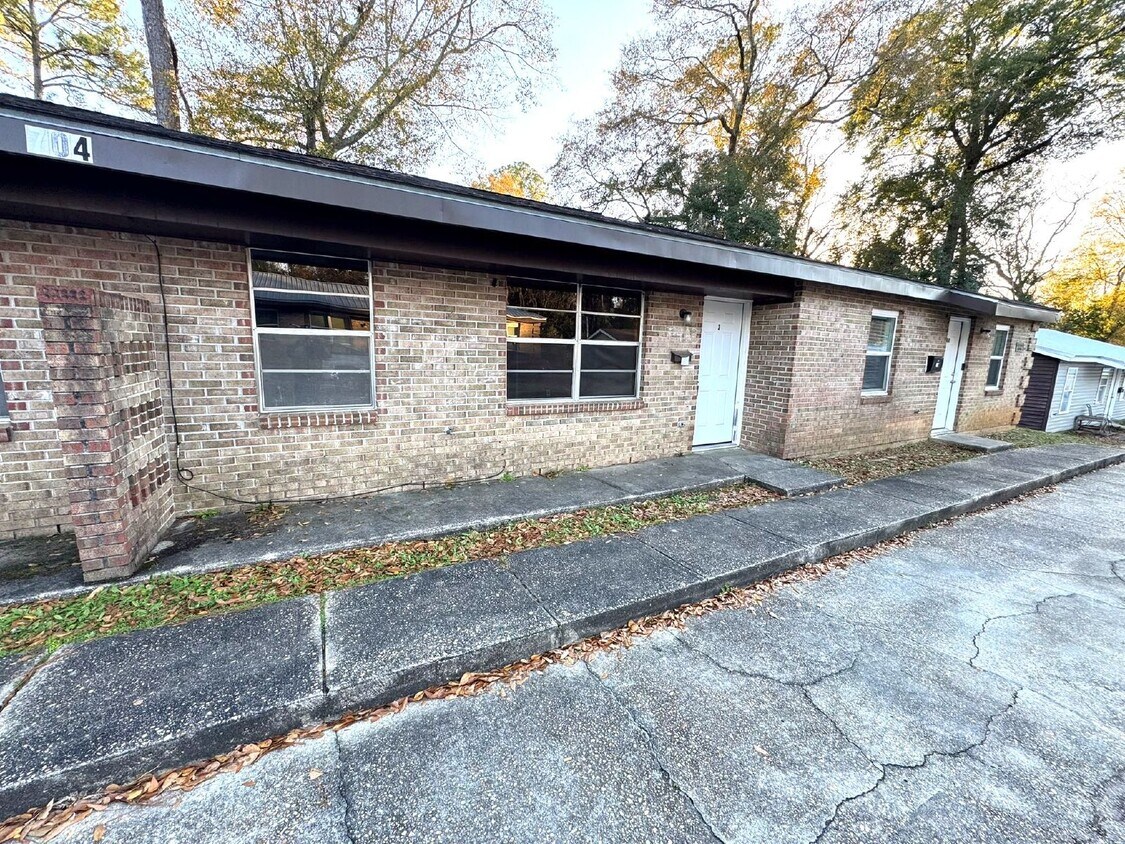 Primary Photo - Duplex for rent in Dothan, AL. This 1 bedr...