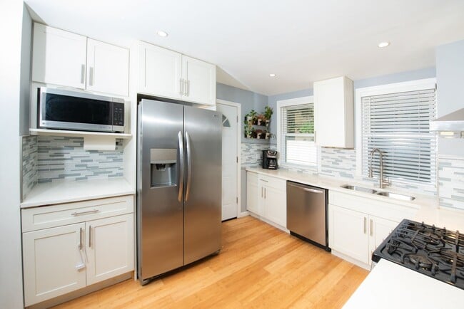 Foto del edificio - Beautiful 4BD Dutch Colonial Home in Harts...