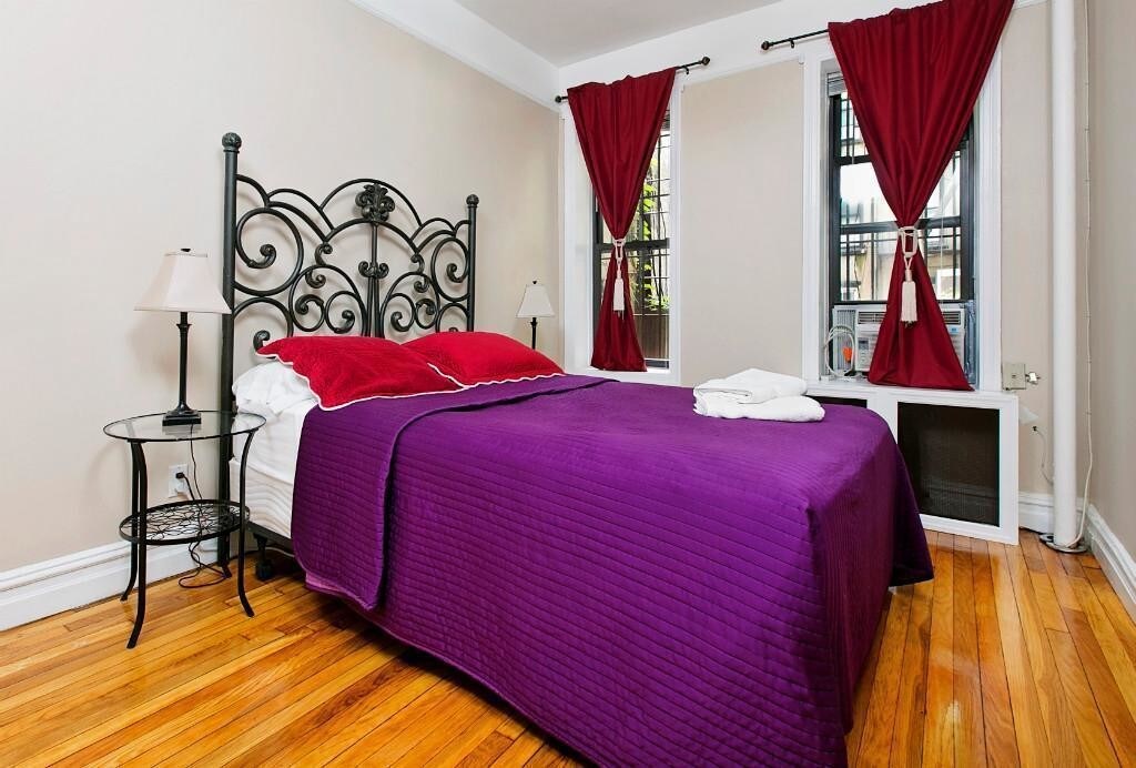 Foto principal - 240 W 52nd St