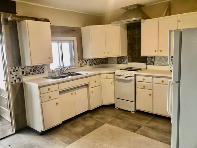 Building Photo - Custom Pioche Home