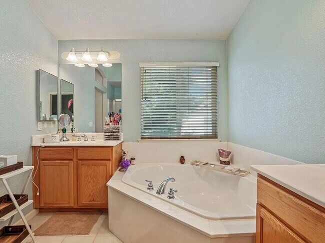 Building Photo - 6282 Crestview Cir