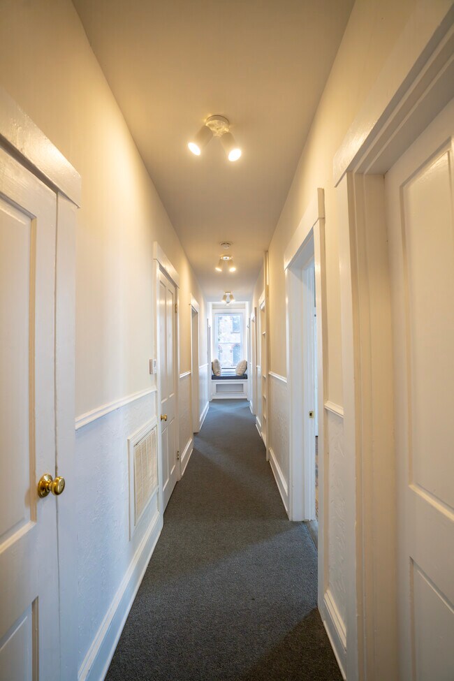 Building Photo - 137 W 9th St