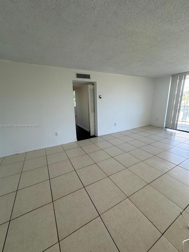 Foto del edificio - 496 NW 165th St