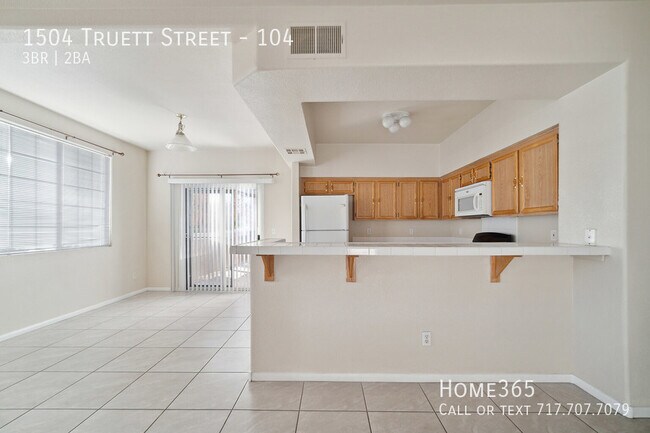 Foto del edificio - Stunning 3 Bedroom 2 Bathroom Apartment - ...