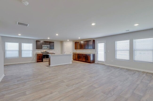 Building Photo - Free Rent Special with approved credit!  S...
