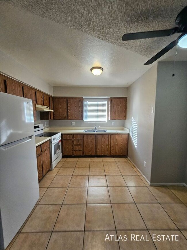 Building Photo - Available! 2 bed/ 1 bath Apartment