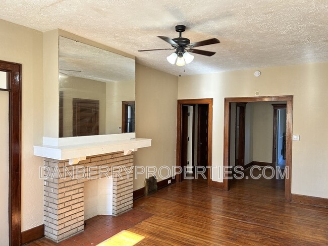 Building Photo - 102 Melrose Ave