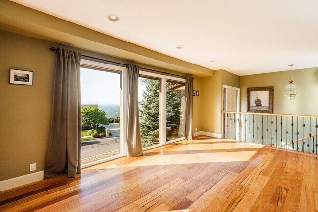 Living 1 - 837 E Northcrest Dr