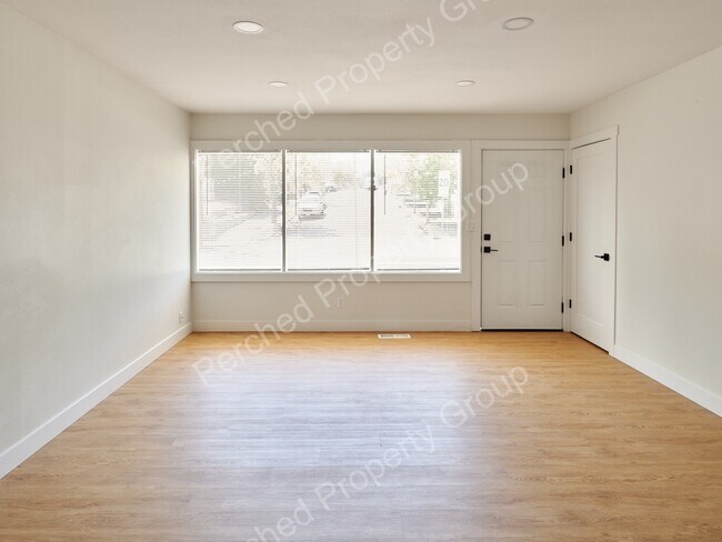 Building Photo - 1135 NE Holland St