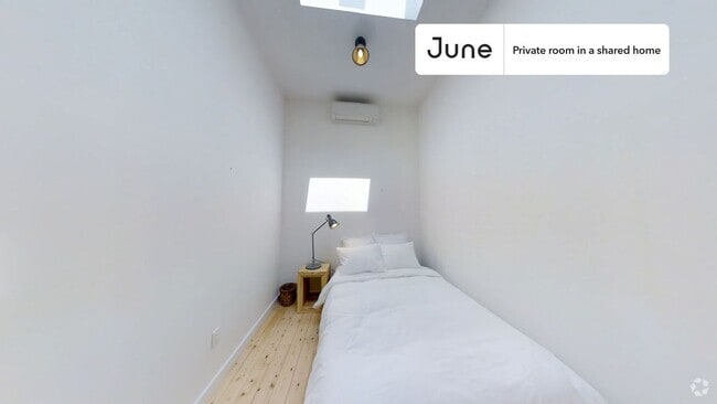 Building Photo - Private bedroom in 5 bed/2 bath Home