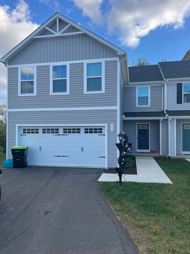Building Photo - 173 Thicket Dr