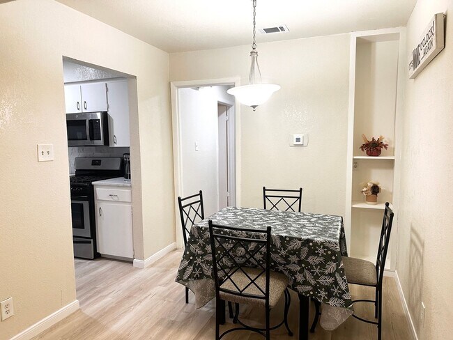 Foto del edificio - 2 bed 1 bath on Emerald Forest