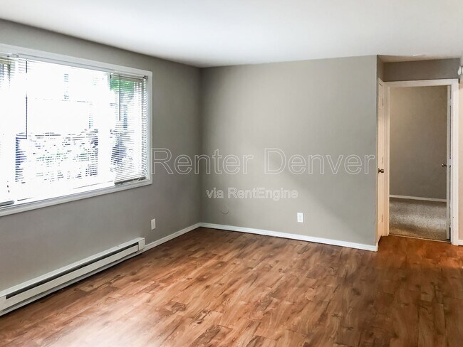 Foto del edificio - 2445 Lawrence St