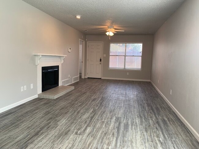 Building Photo - 2749 Parkchester Dr