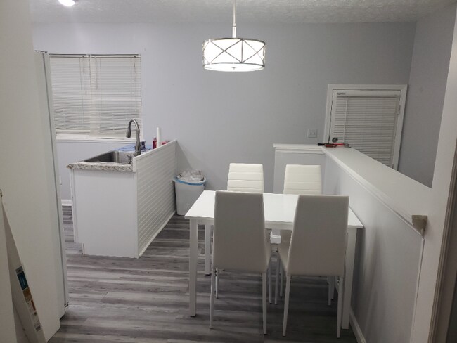 Building Photo - 5821 Spicewood Ln