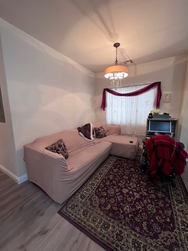 Building Photo - SUNRISE MOUNTAIN 3 BEDROOM TOWNHOME