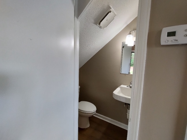 Building Photo - 705 Smithdale Dr