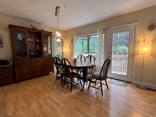 Building Photo - 3 bedroom / 3 bathroom plus study townhous...