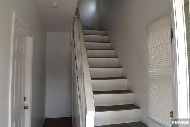 Building Photo - 129 Central Pl