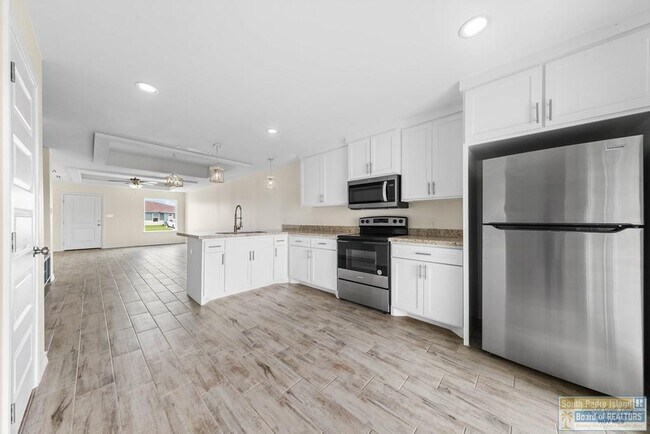 Building Photo - 690 Seminole Ln