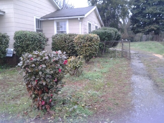 Building Photo - Charming 3-Bedroom, 1 Bathroom Ranch ***RE...