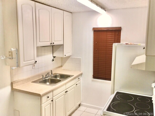 Foto del edificio - 900 NE 26th St