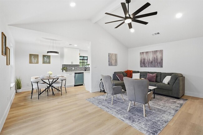 Foto del edificio - 763 Lakeside Dr