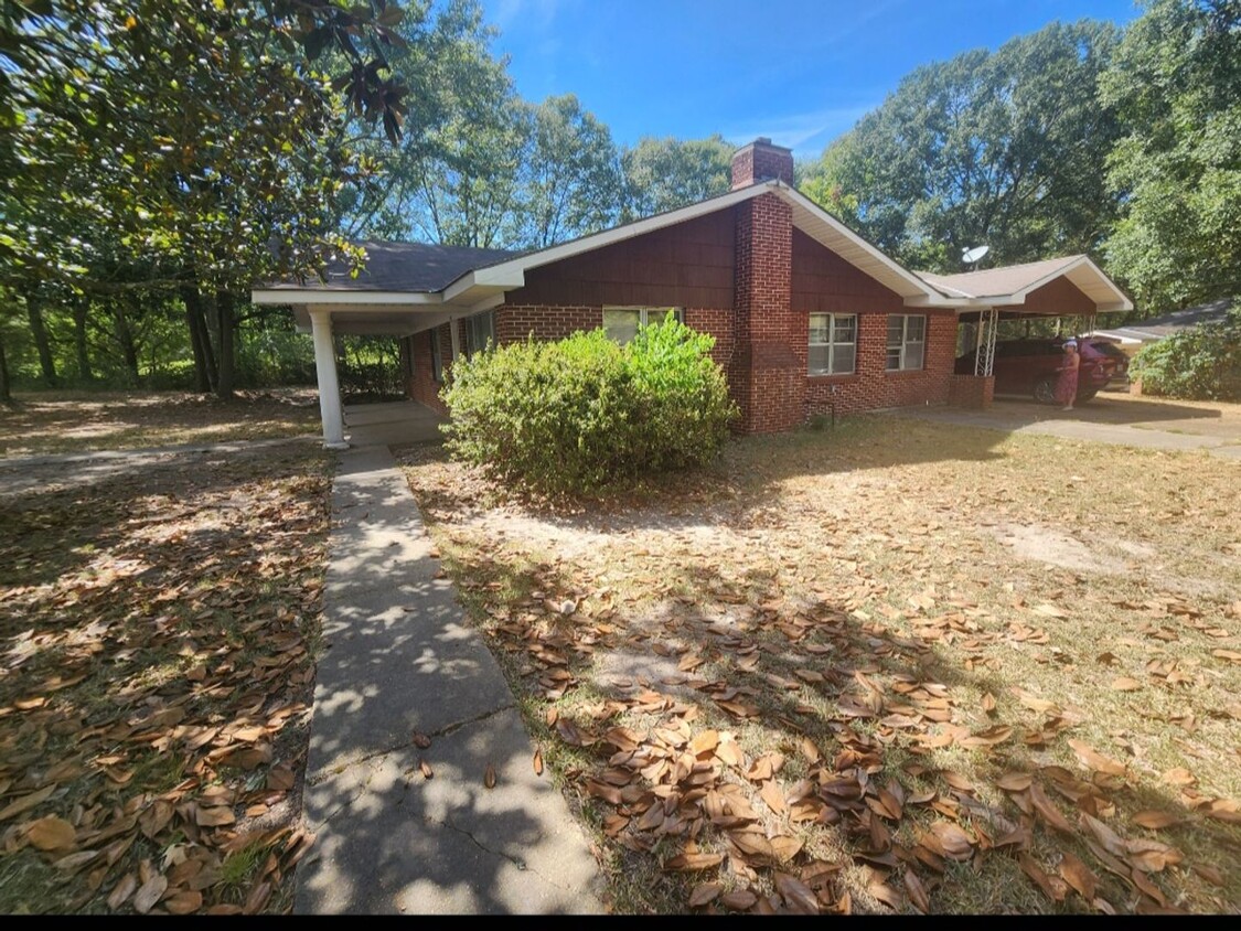 Primary Photo - Large 3 Bed 2 Bath Brick Home