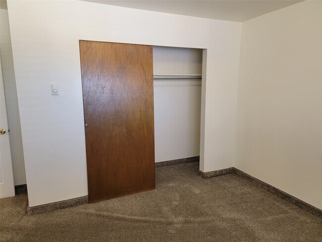 Foto del edificio - 45 E 100 N