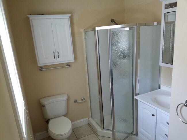 Baño privado - Vista 2 - 5006 Cherokee St
