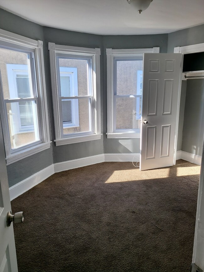 Building Photo - Twin home with updated kitchen, washer/dry on first floor, private back yard and porch.