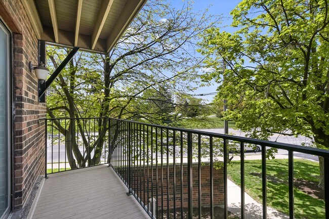 Building Photo - 1627 N Windsor Dr