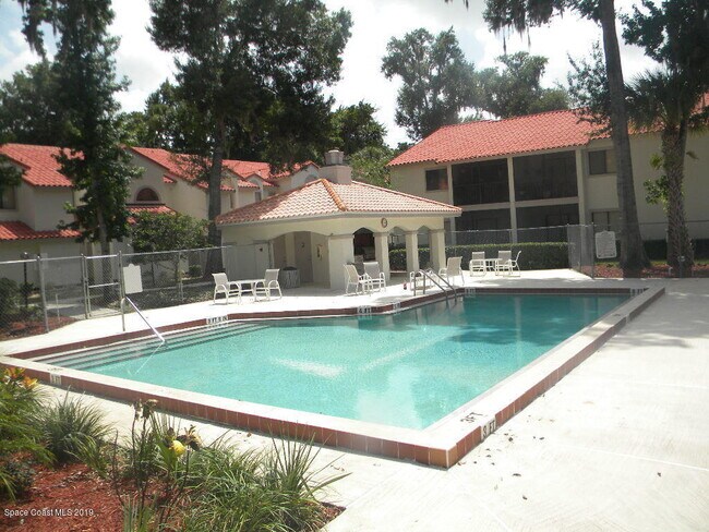 Foto del edificio - 1003 Country Club Dr