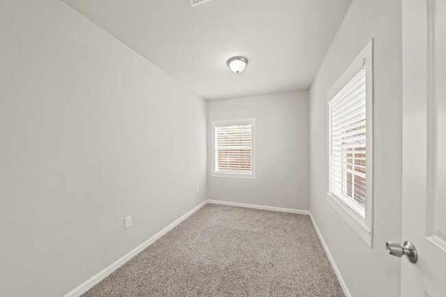 Building Photo - "Charming 3-Bedroom FULLY RENOVATED Home o...