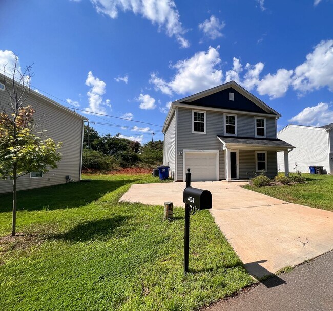Building Photo - Gorgeous 3 bedroom, 2 1/2 bathroom two-story home in Winston Salem