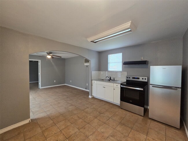 Building Photo - 3231 Angelfish Cove