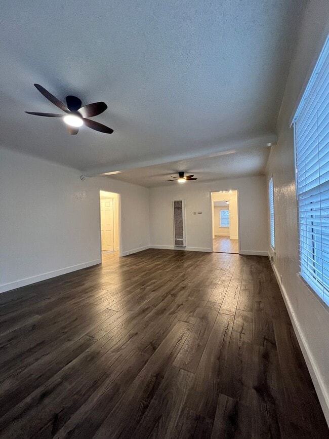 Building Photo - Coombs