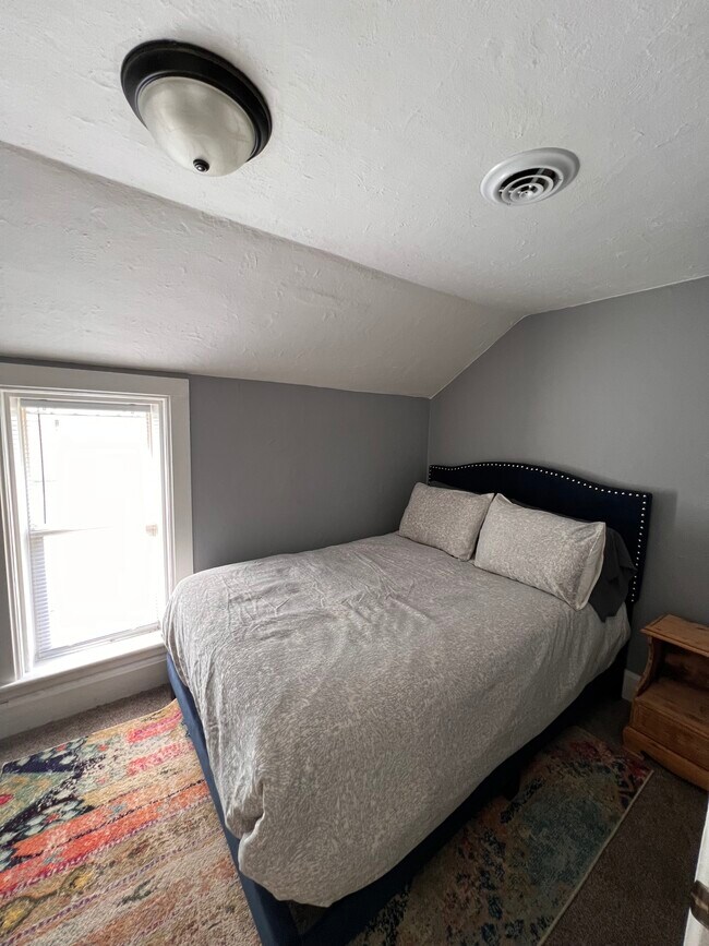 1243 Green Bay St Unit GreenBayUpper, La Crosse, WI 54601 Apartments